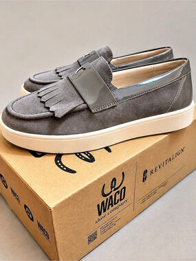 NWT - Revitalign - Malibu Kiltie Loafer - Metallic
Pewter (8.5)